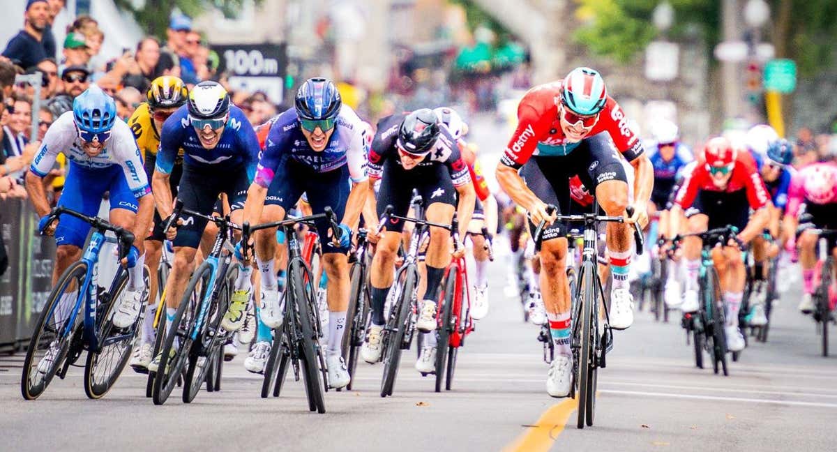 Arnaud de Lie, de rojo con la ropa de Lotto-dstny, arranca en el GP Québec, que acabaría ganando. /GPCQM / JAMES STARTT