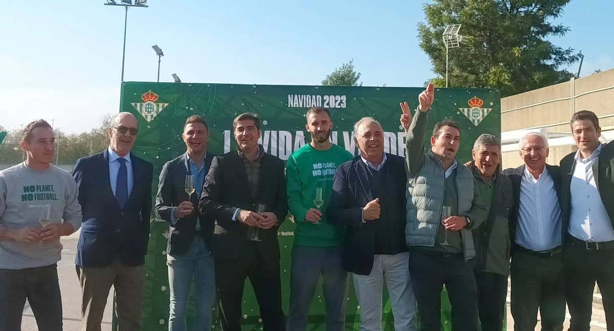 Los dirigentes posan junto a los capitanes tras el brindis navideño./Relevo