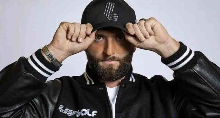 Jon Rahm con la gorra del LIV Golf tras anunciar su marcha al circuito saudí.