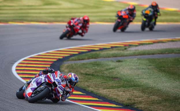 Jorge Martín delante de Pecco Bagnaia en Sachsenring 2023.  AFP