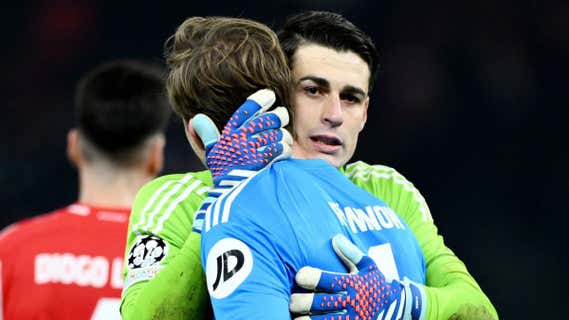 Kepa se abraza con Frederik Ronnow, portero del Unión Berlín, tras la victoria de este martes. /Reuters