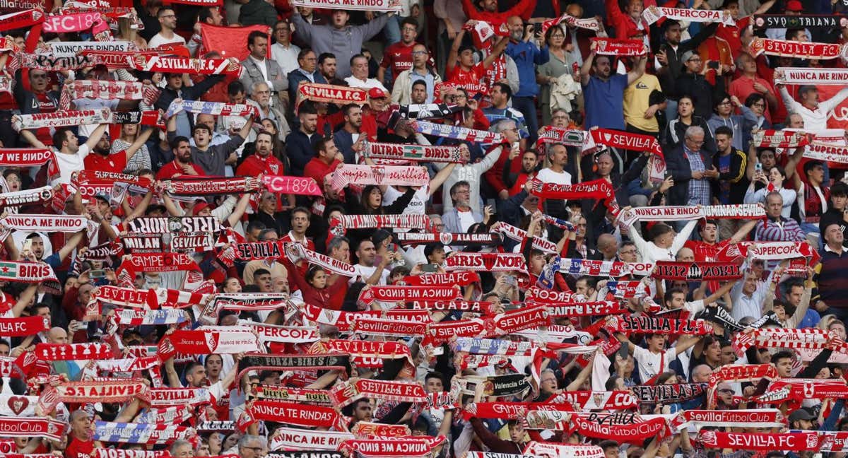 Imagen de la afición del Sevilla en la grada del Pizjuán.