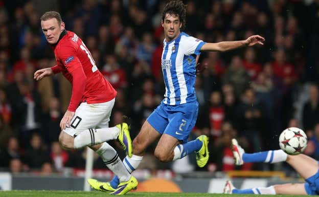 Carlos Martínez junto a Rooney en el partido jugado en Old Trafford y que terminó con derrota txuri urdin.  Getty Images