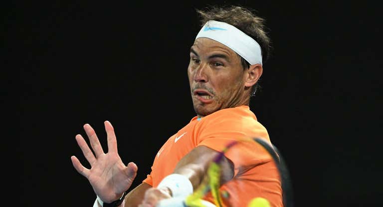 Rafael Nadal golpea una derecha durante su participación en el Open de Australia 2023.
