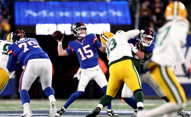 Tommy DeVito lanzando un pase en el encuentro frente al los Packers. AFP