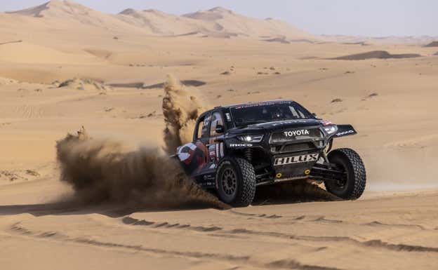 El GR IMT Hilux EVO T1U para el Rally Dakar 2024, en el desierto de Namibia.  Toyota Gazoo Racing