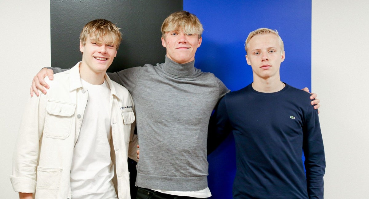 Rasmus Hojlund cayó en Champions League contra el equipo de sus hermanos, Oscar y Emil.