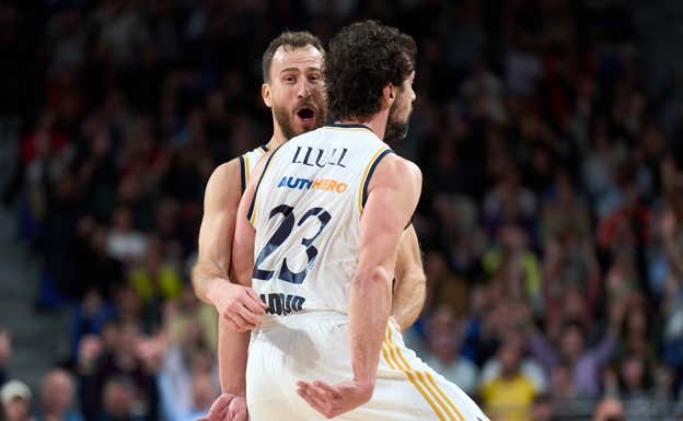 Llull y 'Chacho' celebra una canasta ante el Bayern.  Getty