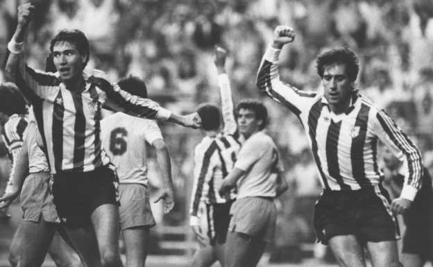 Manu Sarabia (derecha) celebra un tanto con el Athletic. Archivo