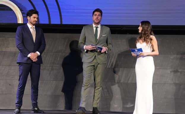 El presentador Javier Rodríguez, en el centro, toma la palabra en un momento de la gala .  RFEP