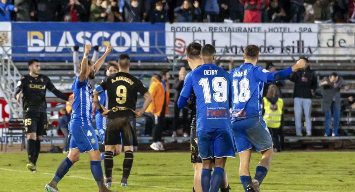 El Arandina celebra su victoria ante el Cádiz. /EFE