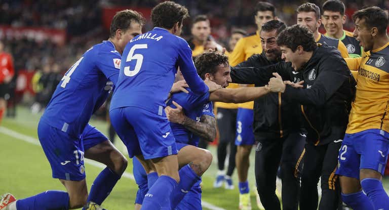 Mata, emocionado, celebra su primer tanto en Liga con el banquillo del Getafe.