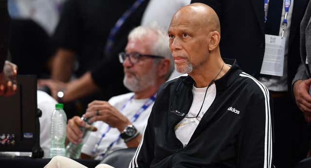 Kareem Abdul-Jabbar, hospitalizado con la cadera rota tras una caída durante un concierto