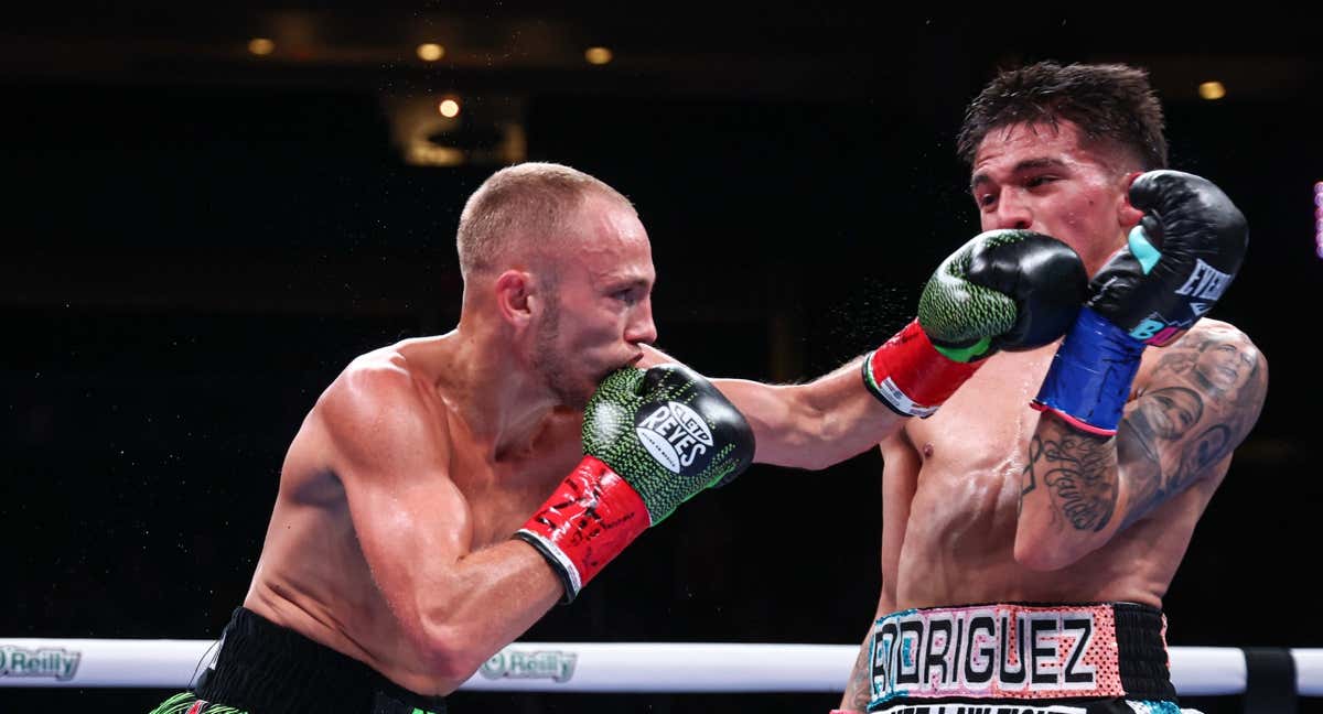 Jesse Rodríguez esquina un golpe de Sunny Edwards durante su combate.