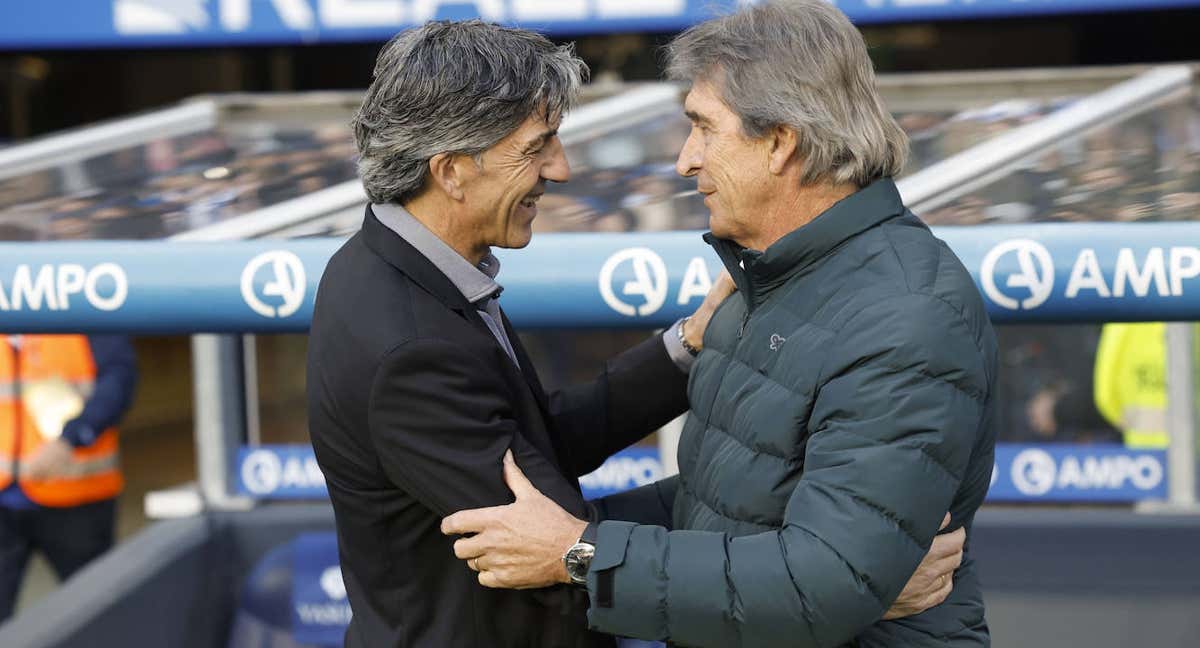 Manuel Pellegrini saluda a Imanol Alguacil antes del partido en el Reale Arena./EFE