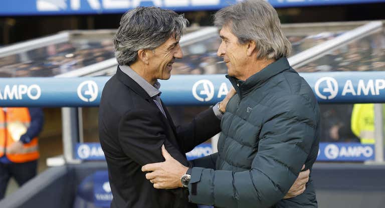 Manuel Pellegrini saluda a Imanol Alguacil antes del partido en el Reale Arena.