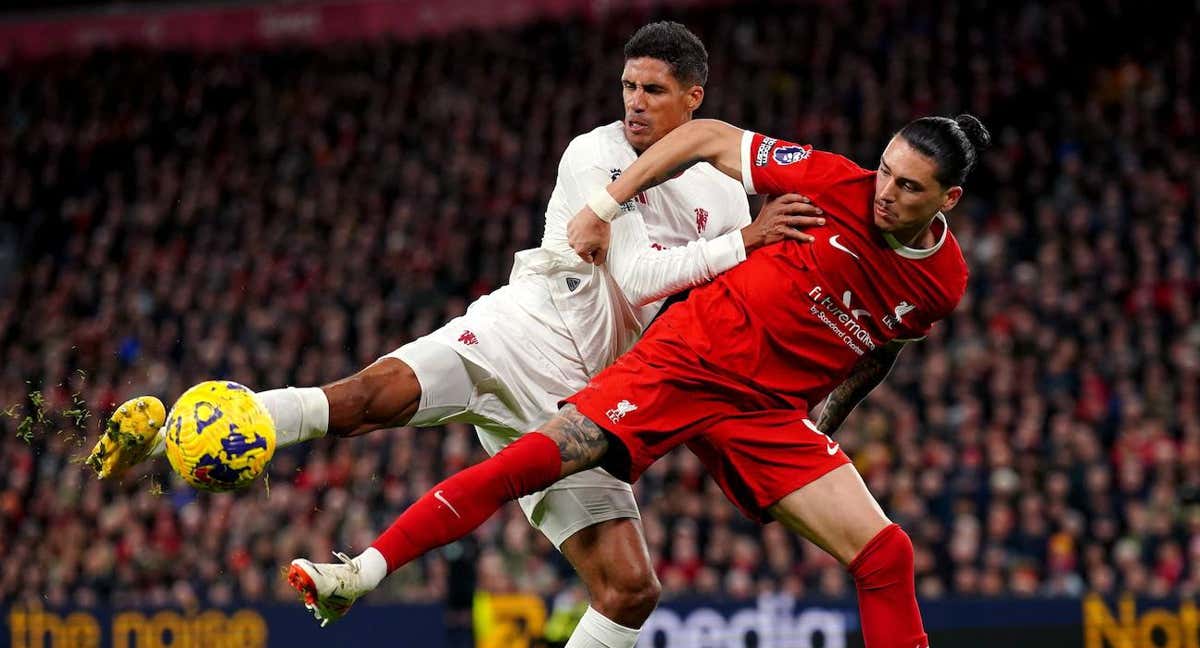 Varane lucha contra Darwin en una jugada.