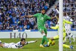 Una Real en fuera de juego no puede con un buen Betis en el día del homenaje a Aitor Zabaleta