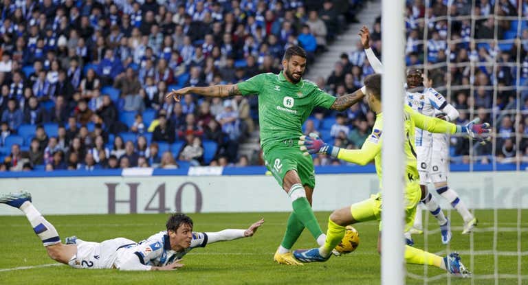 Willian José remata alto en presencia de Remiro y con Le Normand en el suelo.