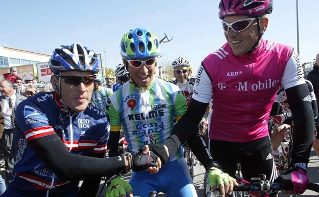 Lance Armstrong, Alejandro Valverde y Jan Ullrich en la salida de la Vuelta a Murcia 2004. Sus tres equipos, US Postal, Kelme y T-Mobile, desaparecieron en un lapso de seis años.  GETTY IMAGES