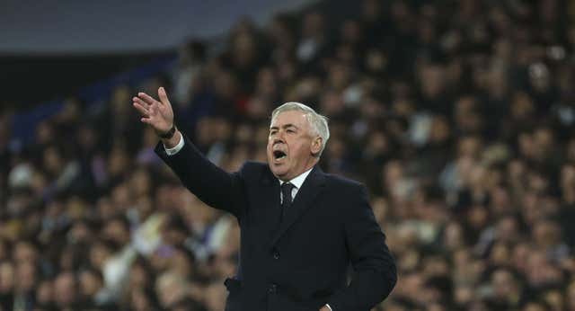 Ancelotti abre la puerta a fichar un central: «Veremos a ver si se puede hacer algo»