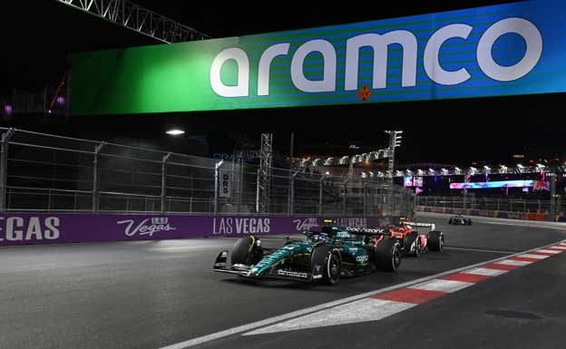 Fernando Alonso, en el GP de Las Vegas 2023 por delante de un Ferrari.  Aston Martin