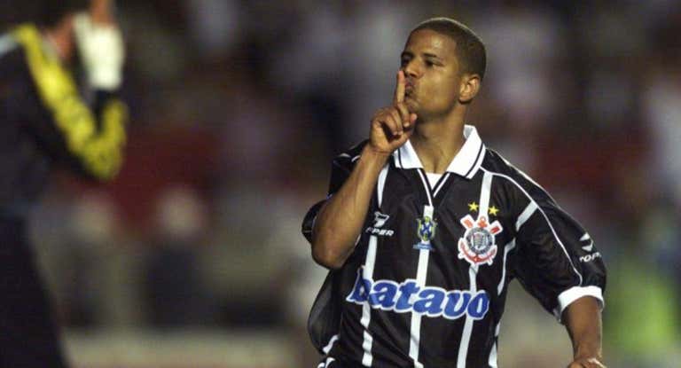 Marcelinho Carioca, jugando para Corinthians.