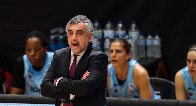 El Gernika despide a Mario López y una jugadora insinúa que dejó el club por él
