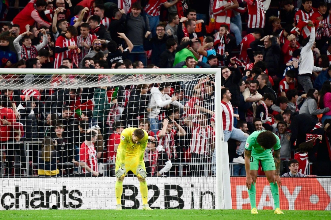 Jan Oblak y Axel Witsel reaccionan al segundo gol del Athletic Club.  AFP