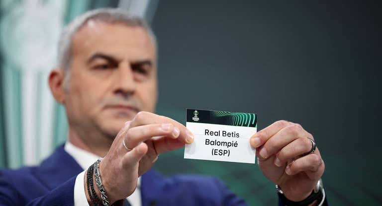 El griego Traianos Dellas saca el nombre del Betis.