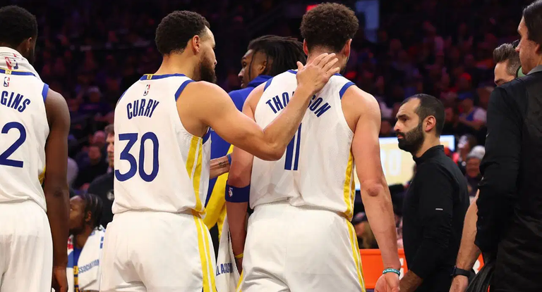 Stephen Curry felicita a Klay Thompson tras una de sus jugadas durante el encuentro