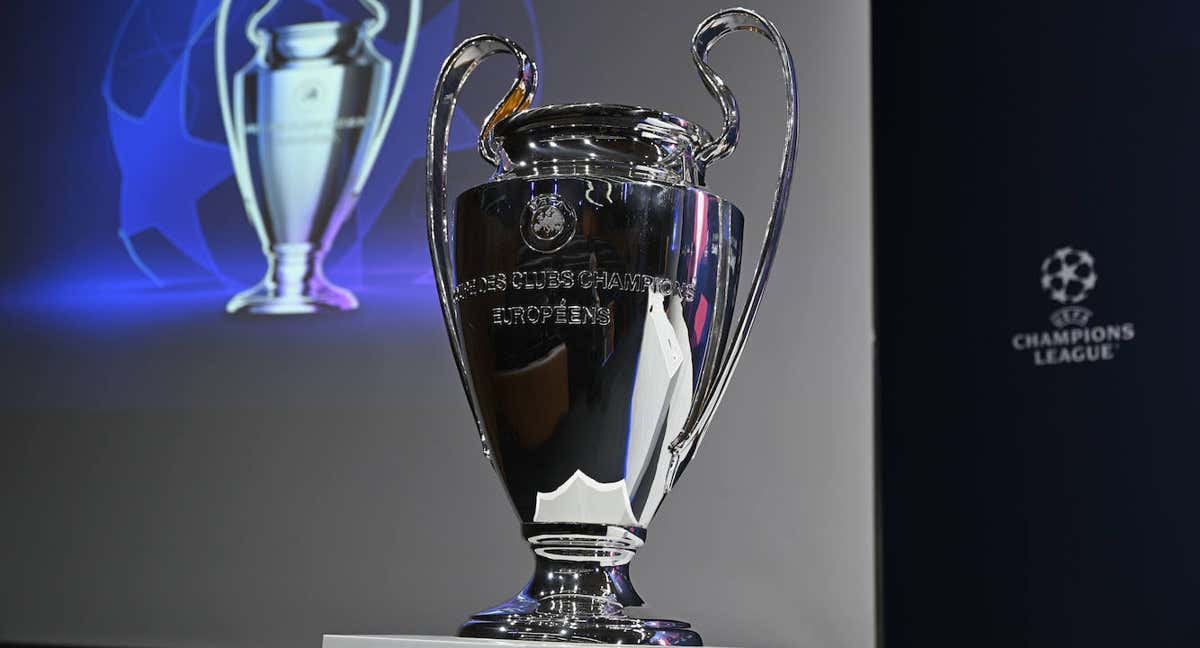 El trofeo de la Champions estuvo presente en el sorteo.