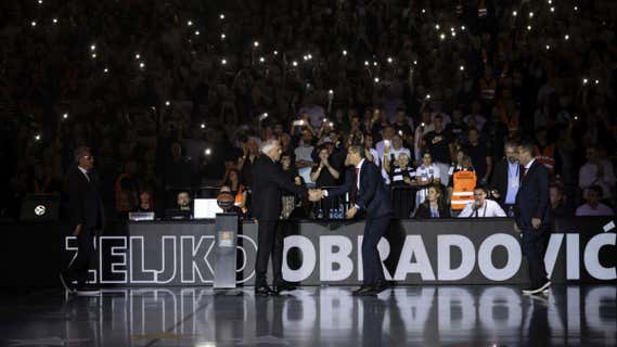 El saludo prepartido entre Zeljko Obradovic y Ioannis Sfairopoulos durante el Partizan-Estrella Roja. /GETTY IMAGES