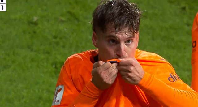 Sergi Canós, emocionado con su primer gol: «Va para mi mamá, que está en el cielo»