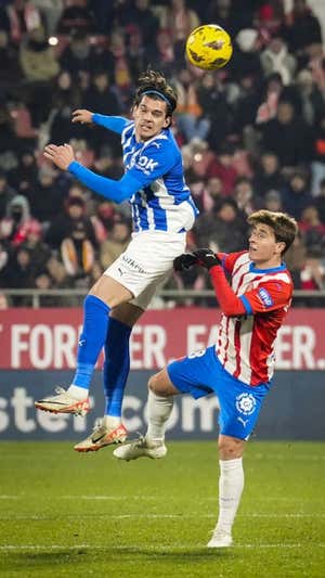 Ianis Hagi, con el Alavés, cabecea un balón.
