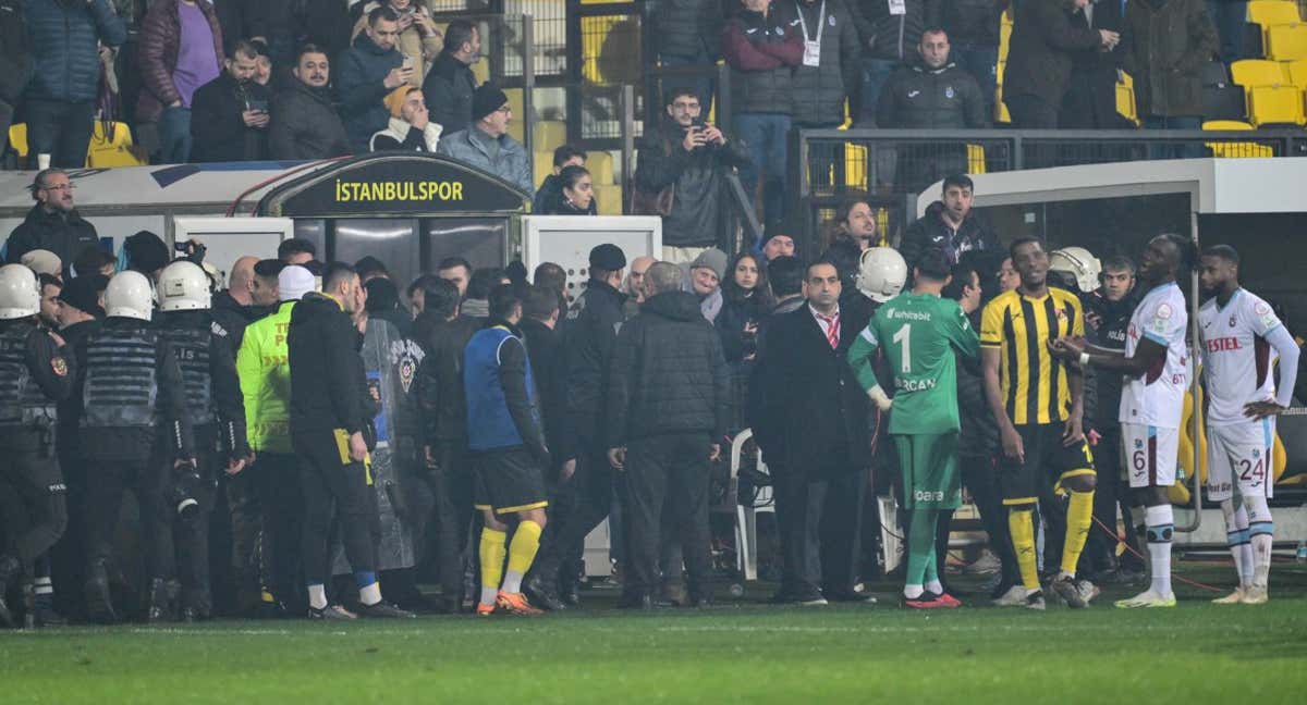 El Istanbulspor - Trabzonspor se suspendió por orden del presidente local./Cem Tekkesinoglu/Anadolu via Getty Images