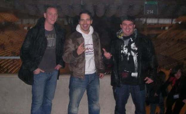 Jeffrey (izquierda), junto a dos amigos en el concierto de AC/DC de Barcelona en 2009. CEDIDA