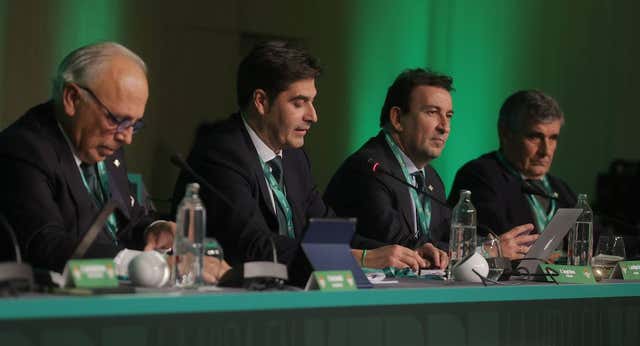 Sube la tensión en la Junta del Betis, Haro reprende a la oposición e insiste: «No vamos a vender»