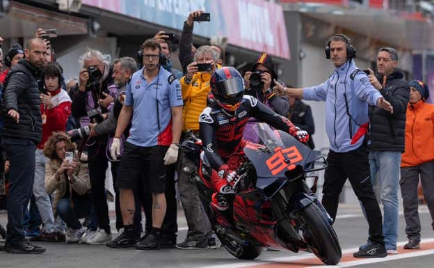 Marc Márquez sale del box en Cheste en su primer día con la Ducati de Gresini Racing.  EFE
