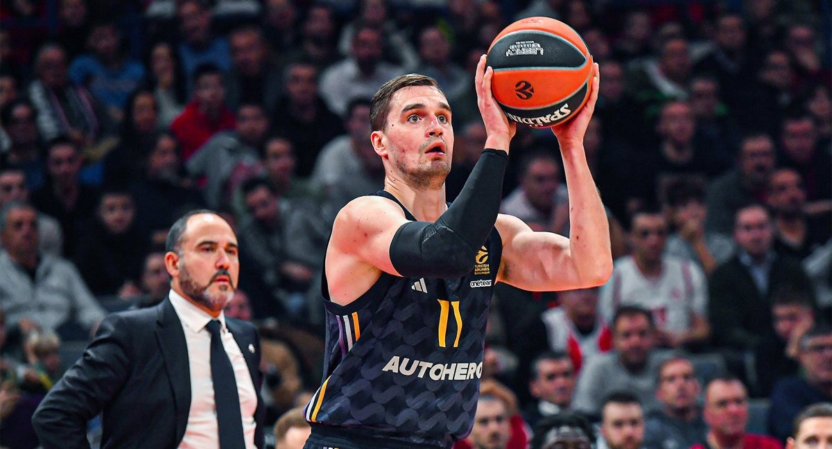 Mario Hezonja lanzando a canasta durante el partido frente a Estrella Roja