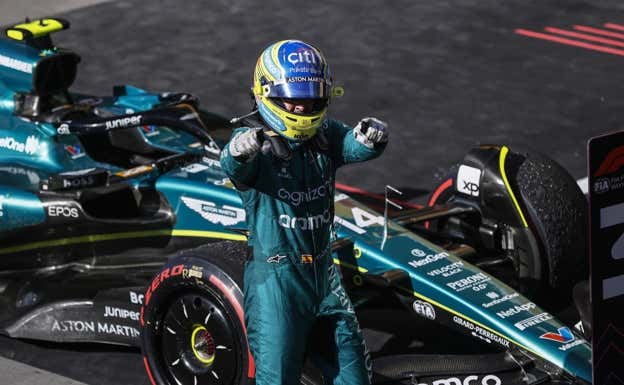 Fernando Alonso celebra su último podio de la F1 2023, en Sao Paulo.  Aston Martin