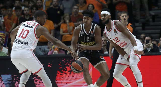 Una pelea de aficionados del Partizan obliga a interrumpir el partido ante Valencia Basket
