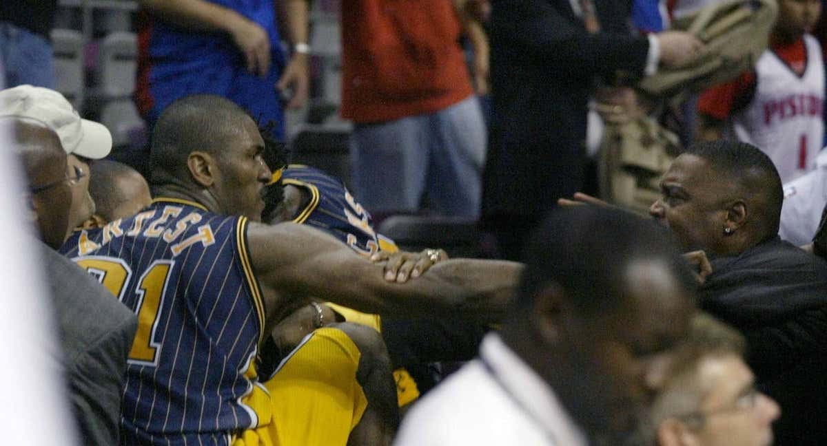 Ron Artest, durante su pelea con los aficionados en un partido frente a Detroit. /Reuters