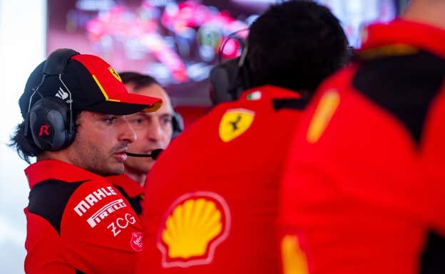 Carlos Sainz, en el box, con los ingenieros de Ferrari.  Ferrari
