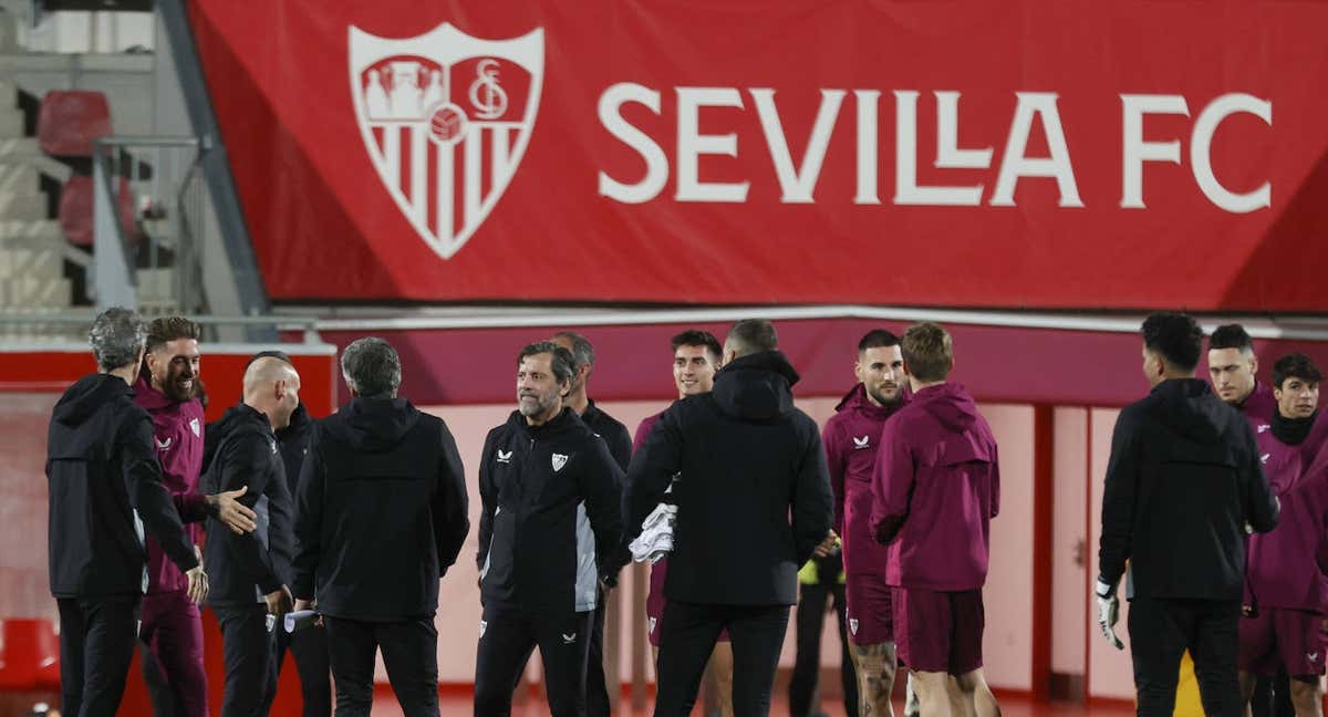 Quique Sánchez Flores junto a parte de su cuerpo técnico./EFE