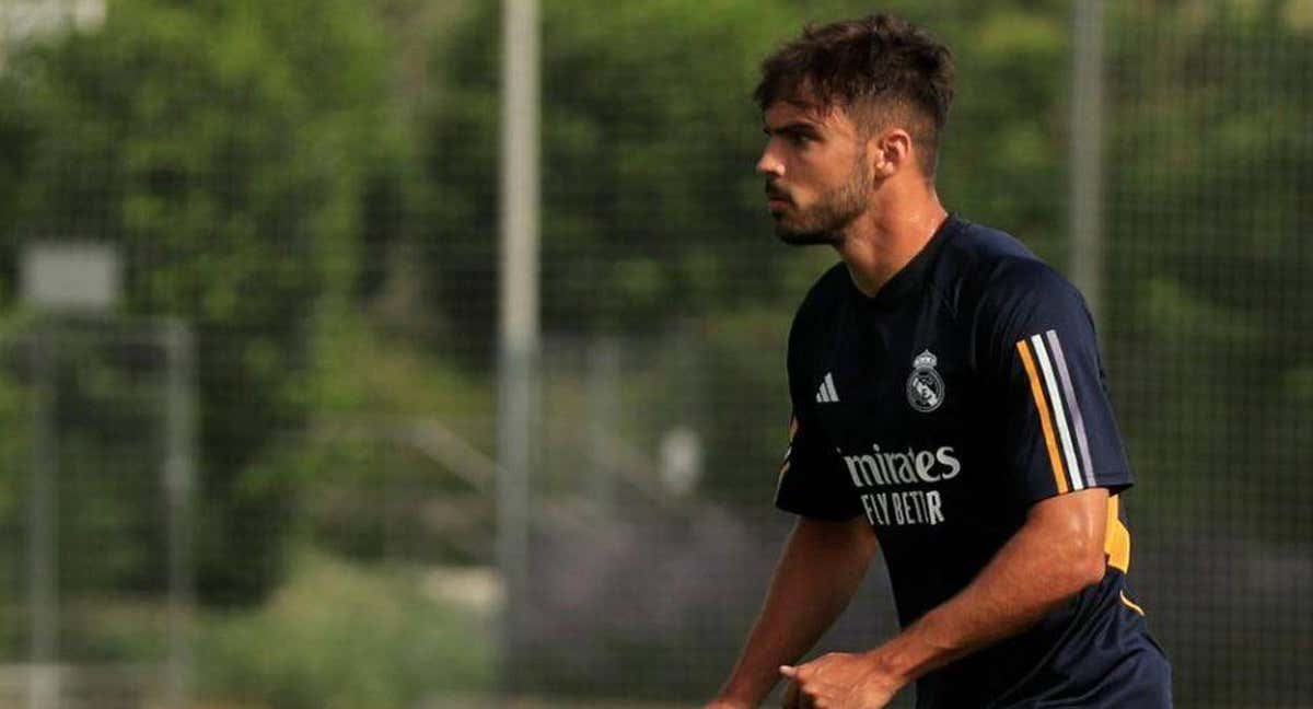 Raul Asencio, entrenando con el primer equipo del Real Madrid./