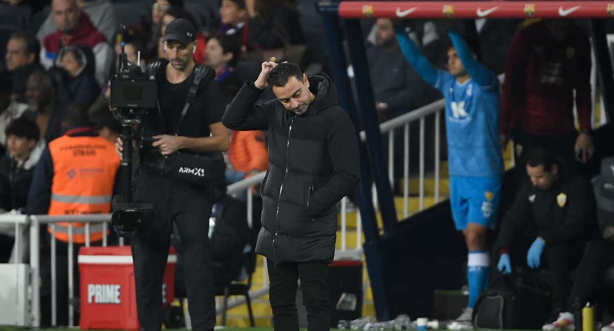 Xavi, enfadado, durante el encuentro ante el Almería en Montjuïc.