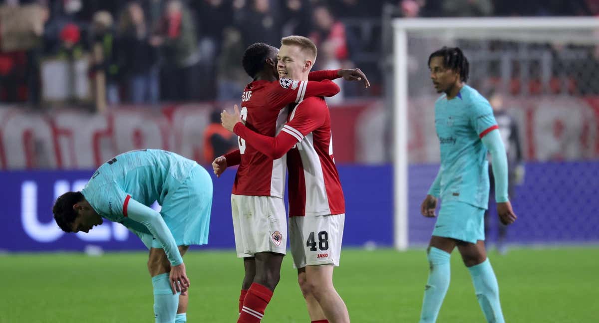 Vermeen y  Yussuf del Antwerp celebrando la victoria ante el Barcelona en la Champions League. /EFE