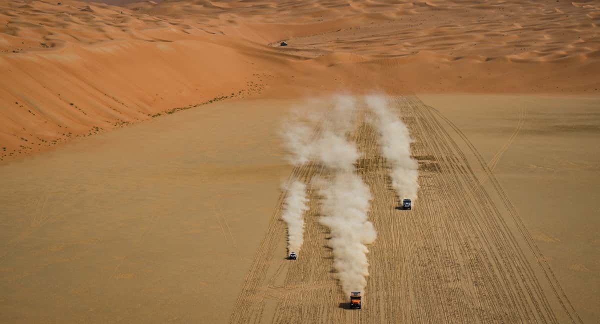 Varios camiones y coches, durante una etapa en el Empty Quarter en el Rally Dakar 2023. /A.S.O./E.Vargiolu/DPPI