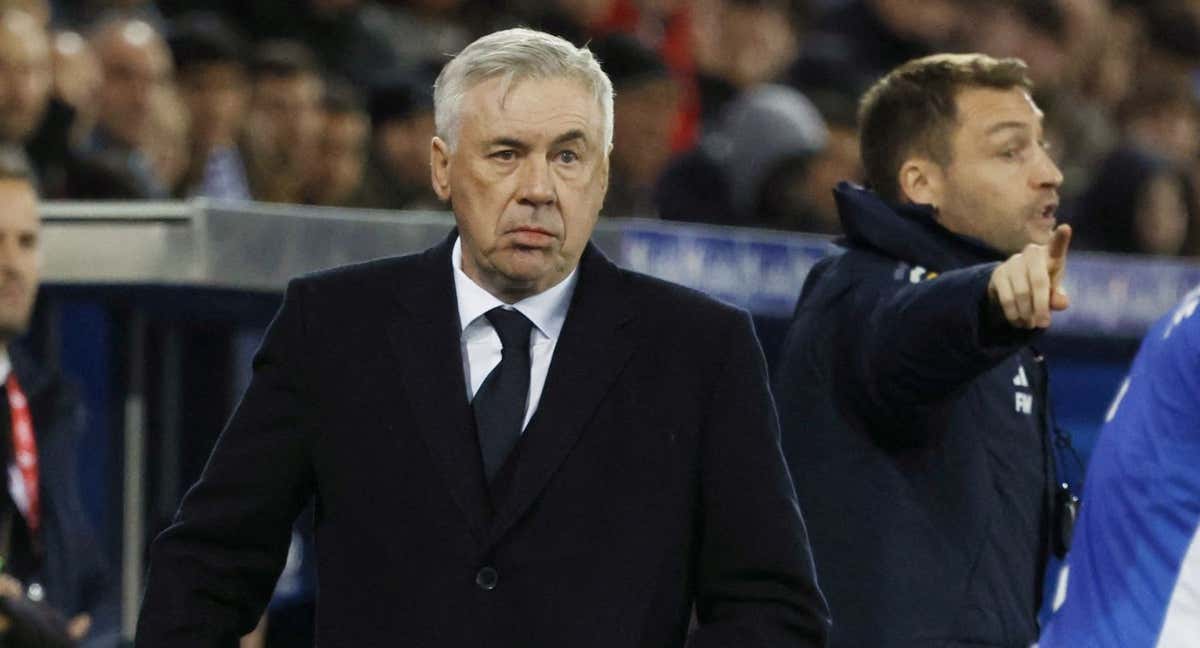 Carlo Ancelotti, con rostro serio durante el partido ante el Alavés./Reuters